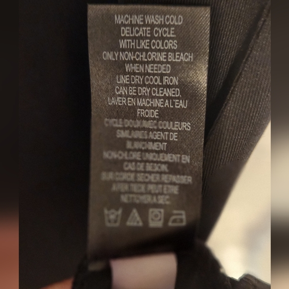 Tahari sleeveless blouse - Picture 6 of 7